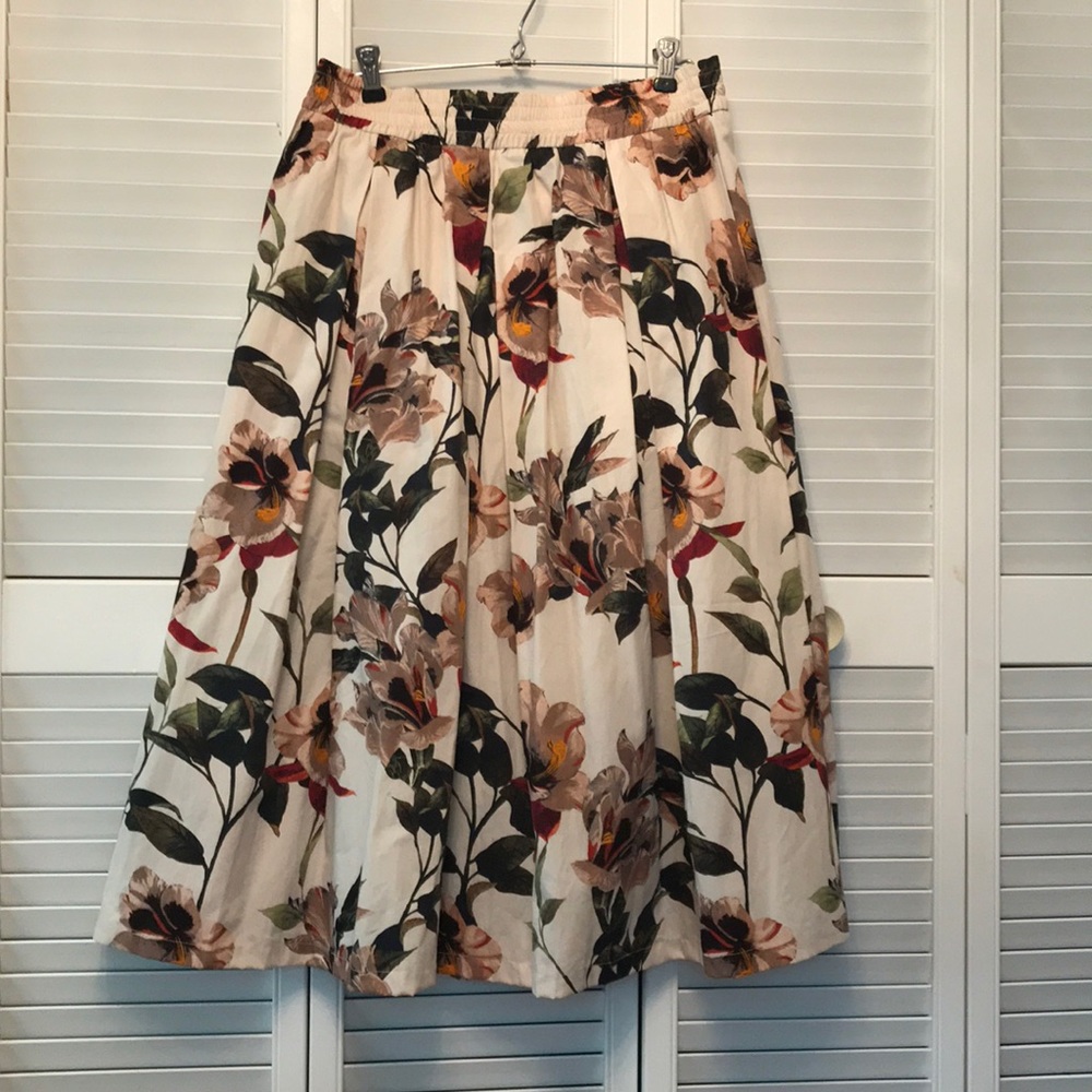 Beautiful Zara floral skirt L